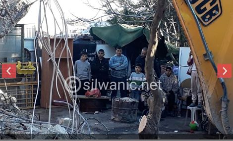 2 familles palestiniennes déplacées après qu'Israël les aient obligées à démolir leurs maisons
